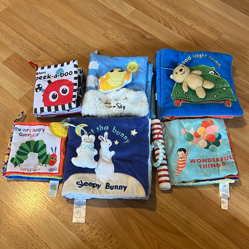 Lot of 6 activity baby books 📚